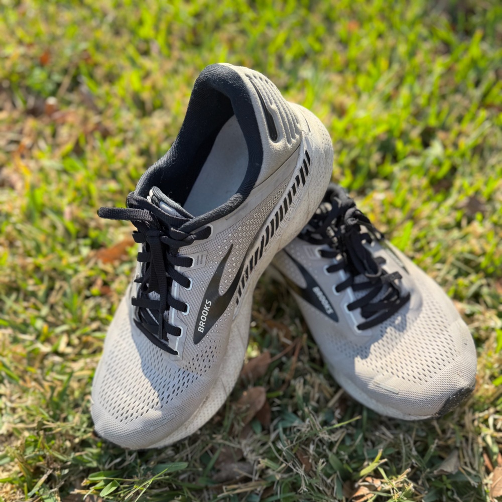 Brooks Men's Light Gray Athletic Shoes